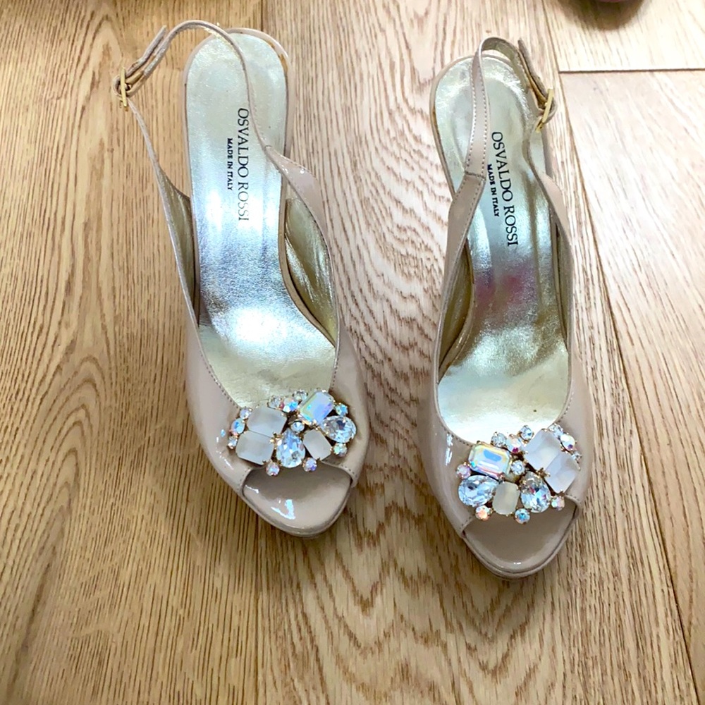 Open toe nude heels with crystal